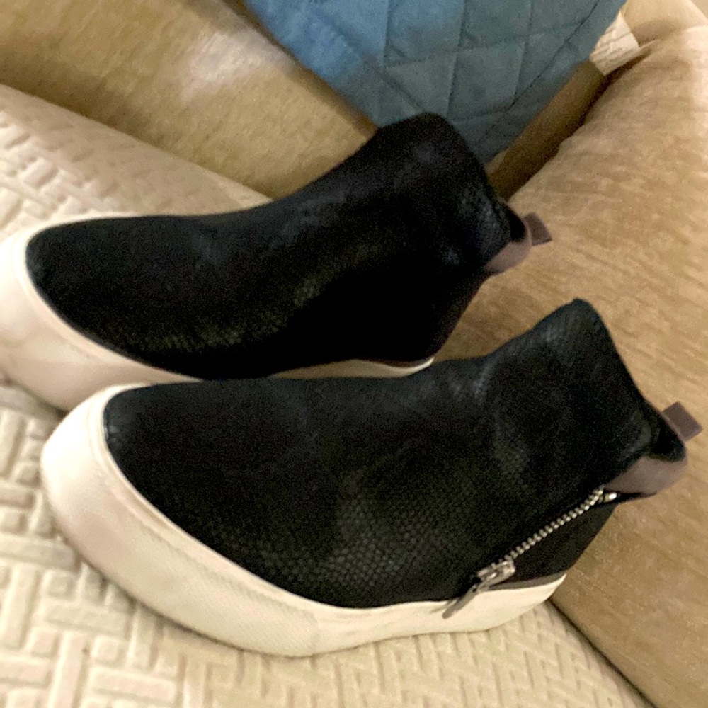 Women’s size 5 booties